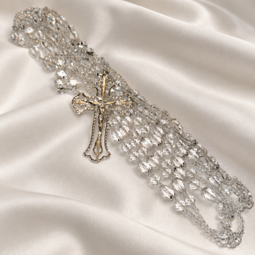 Lazo plateado con cristal en gotas y Cristo hueco